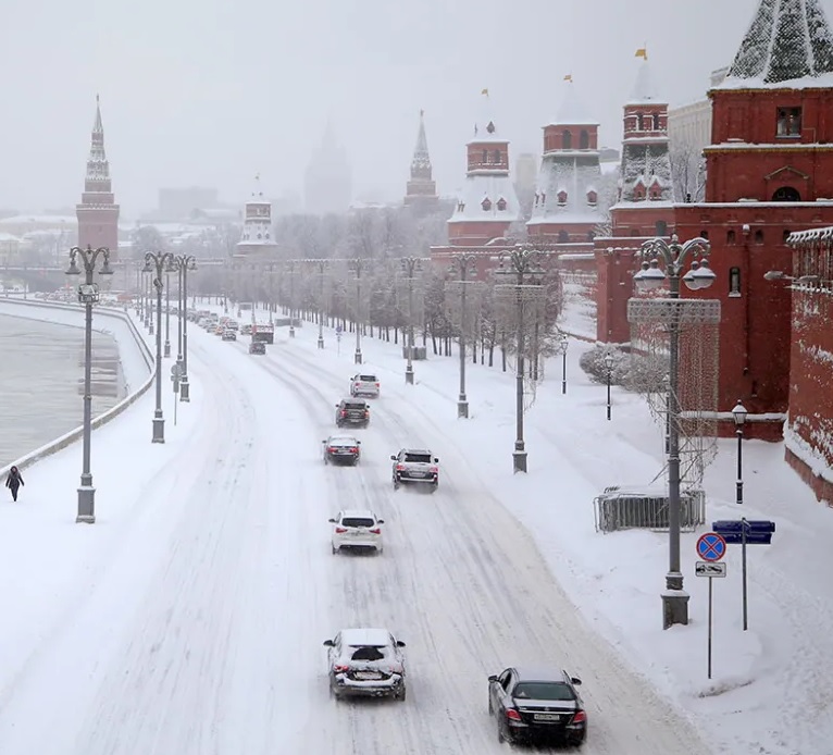 Дорога в Москве зимой, как пример где лучше всего применять фрикционную резину