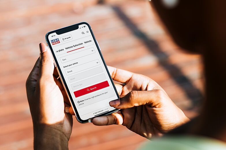 Подбор моторных масел Liqui Moly по марке автомобиля На картинке как подбор по марке авто работает на смартфоне