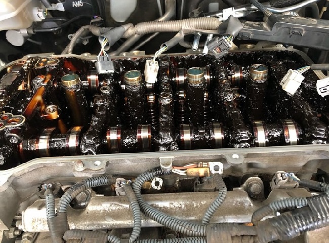 Нагар на деталях двигателя, черная масса из-за некачественного масла и несвоевременной замены   Нагар сильный в двигателе