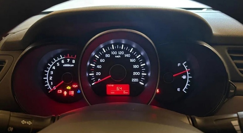 На приборной панели показывает всего 6 км. пробег КИА из гаража