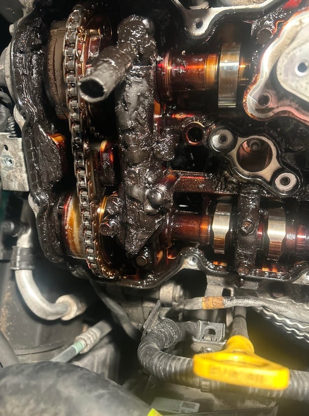 Детали двигателя в саже, налёте, углероде