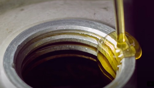 Когда менять моторное масло в двигателе автомобиля